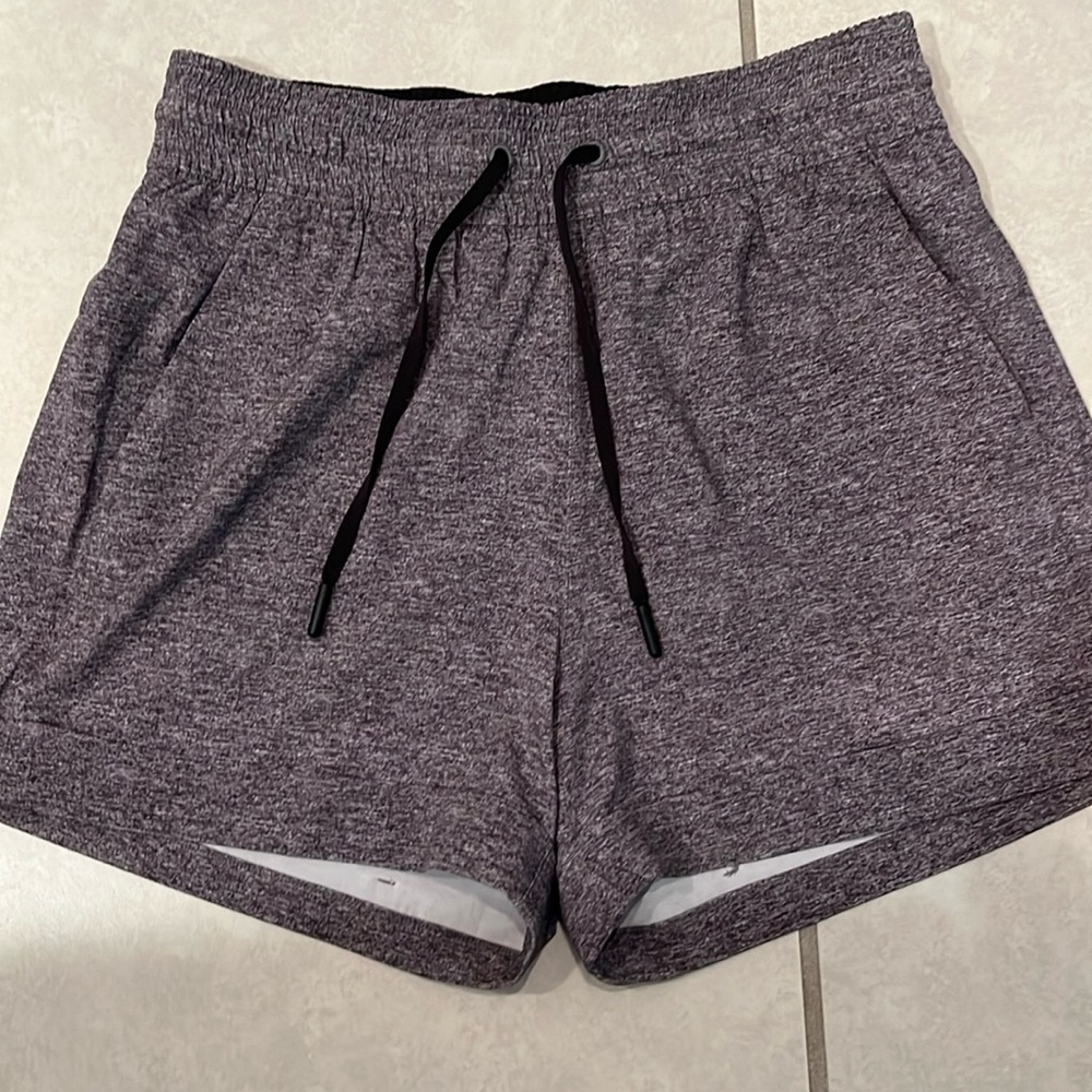 Lululemon women’s cinch waist woven shorts